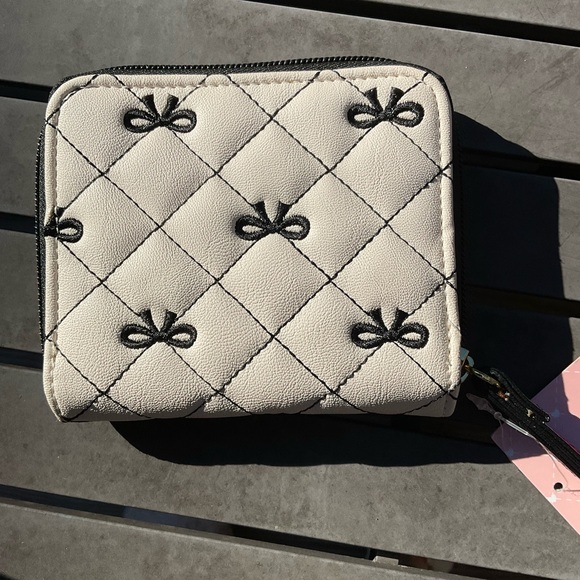 NWT LUV BETSEY Cream and Black Bow Clutch - Picture 4 of 7